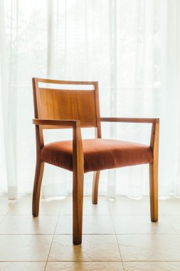 Boş sandalye ve masa