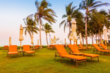 Boş şemsiye ve plaj sandalye