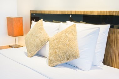 Yatakta güzel lüks yastıklar