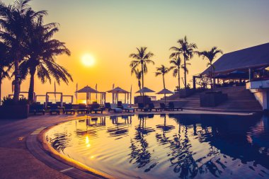 Günbatımı zaman palmiye ağaçlarının Silhouettes