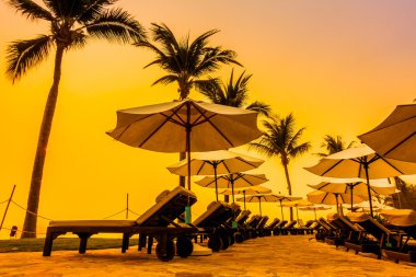 Şemsiyeleri ve sandalyeler Yüzme Havuzu etrafında