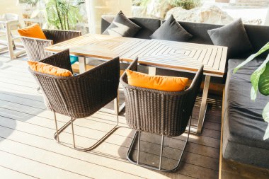 Boş masa ve sandalye