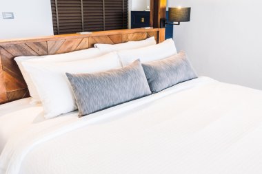 Yatakta güzel lüks yastıklar