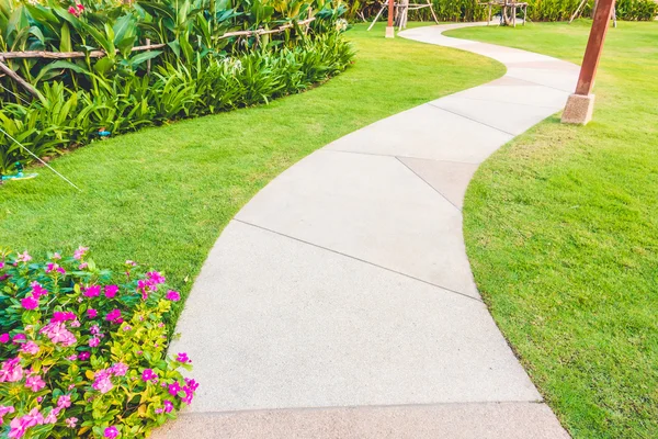 Chemin de chemin dans le jardin — Photo