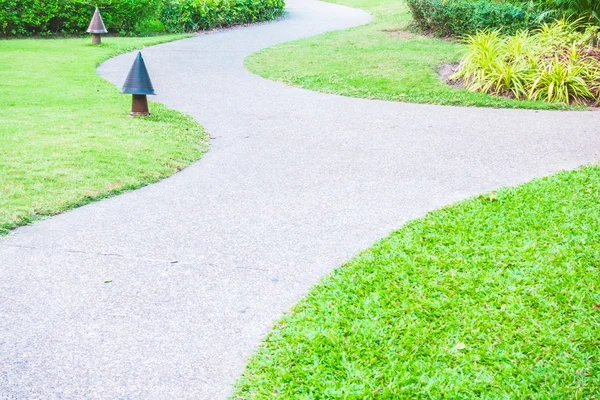 Bahçe etrafında taş yol yol