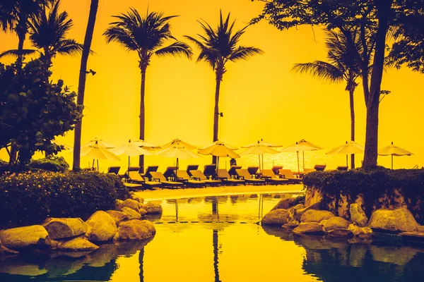 Şemsiyeleri ve sandalyeler Yüzme Havuzu etrafında — Stok fotoğraf