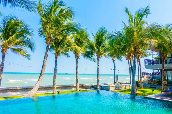 Bela piscina de luxo — Fotografia de Stock