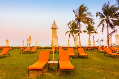 Boş şemsiye ve plaj sandalye