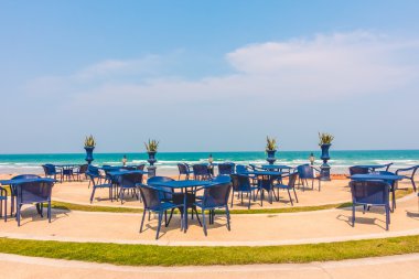 Boş masa ve sandalye plaj arka plan etrafında