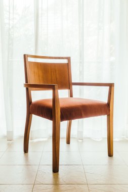 Boş sandalye ve masa