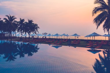 Ve Yüzme Havuzu palmiye ağaçlarının Silhouettes