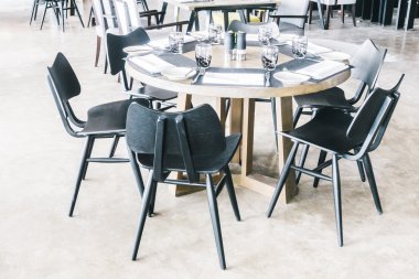 Boş sandalye ve masa Restaurant'ta
