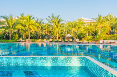 palmiye ağaçları ve Deniz Yüzme Havuzu