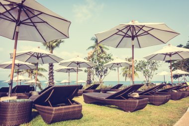 Şemsiye ve tropikal plaj sandalye