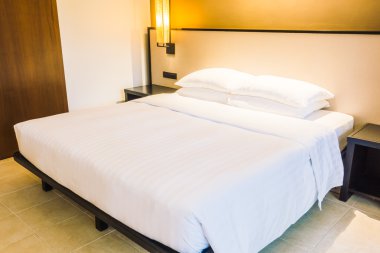 Yatakta beyaz yastıklar