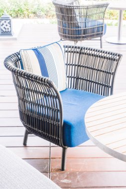 Boş sandalye ve masa yemek için ayarlama