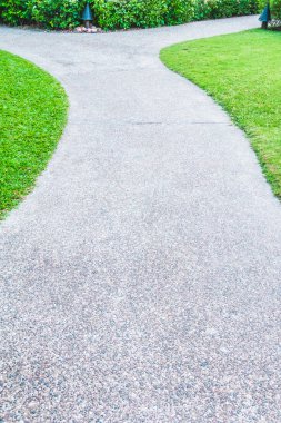 Bahçe etrafında taş yol yol