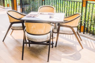 Boş sandalye ve yemek için Tablo ayarı