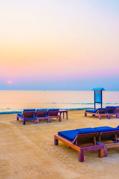 Leere Liegestühle am Strand bei Sonnenuntergang — Stockfoto