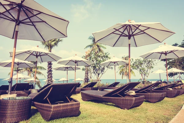 Şemsiye ve tropikal plaj sandalye