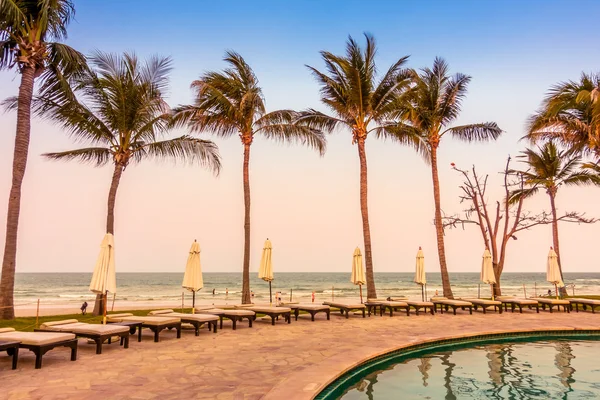 Şemsiyeleri ve sandalyeler Yüzme Havuzu etrafında