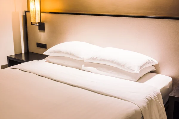 Білі подушки на ліжку — стокове фото