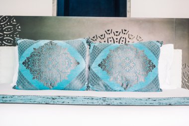 Yatakta güzel lüks yastıklar