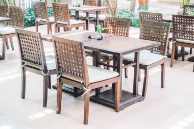 Boş masa ve sandalye