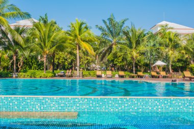 palmiye ağaçları ve Deniz Yüzme Havuzu