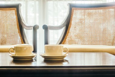 tablo üzerinde beyaz kahve bardağı