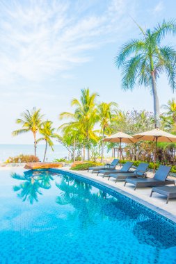palmiye ağaçları ve Deniz Yüzme Havuzu