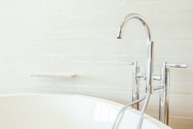 Dekorasyon beyaz küvet ve musluk evye