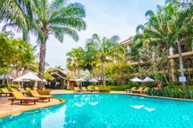 palmiye ağaçları ve Deniz Yüzme Havuzu