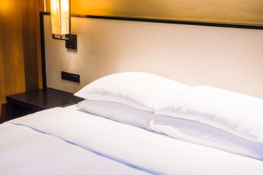 Yatakta beyaz yastıklar