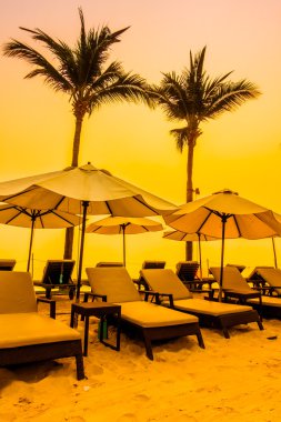 Şemsiyeleri ve sandalyeler Yüzme Havuzu etrafında