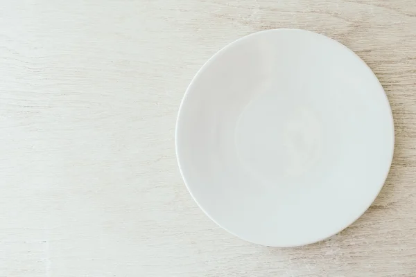 Placa blanca sobre fondo de madera blanca —  Fotos de Stock