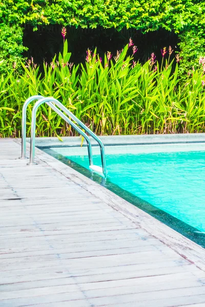 Treppe im Schwimmbad — Stockfoto