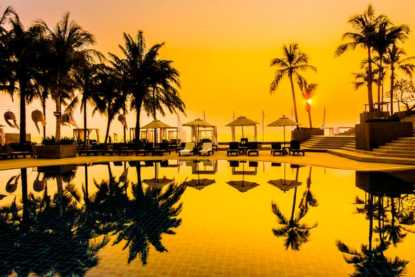 Silhouettes of palm trees at sunset time — Stock Photo, Image