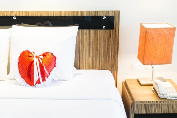 Romantische schöne Luxus-Bett-Dekoration — Stockfoto