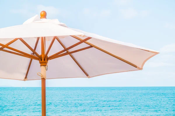 Ombrello sulla spiaggia tropicale — Foto Stock