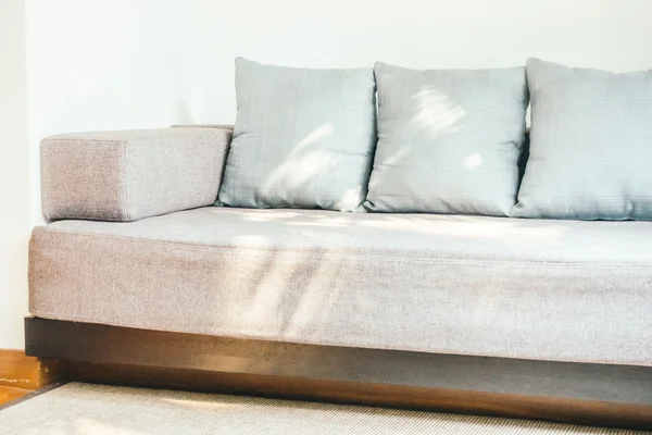 Подушки на диване и украшение кресла — стоковое фото