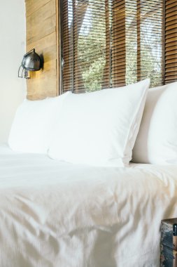 Yatak Dekorasyon beyaz yastıklar