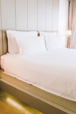 Yatakta güzel lüks yastıklar