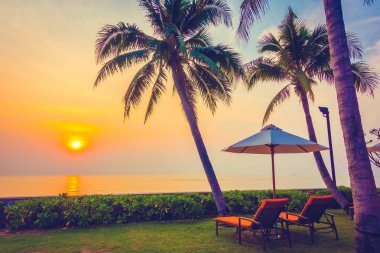 Boş şemsiye ve plaj sandalye