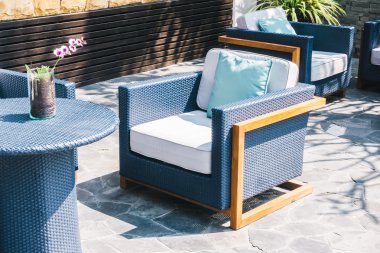 Boş sandalye ile açık veranda