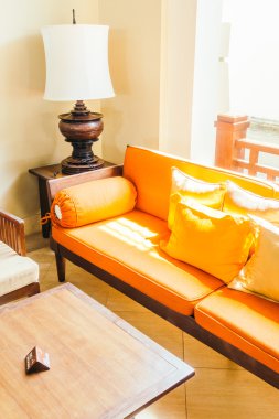 Boş tahta kanepe ve sandalye