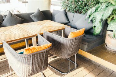 Boş masa ve sandalye