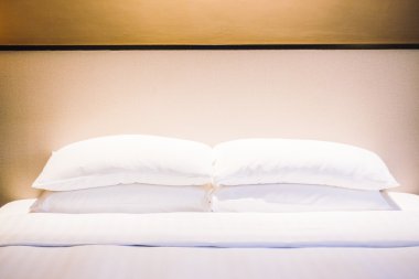 Yatakta güzel lüks beyaz yastıklar