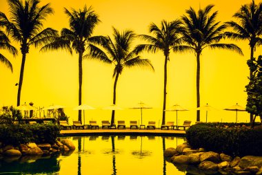 Şemsiyeleri ve sandalyeler Yüzme Havuzu etrafında