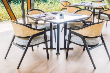 Boş sandalye ve yemek için Tablo ayarı